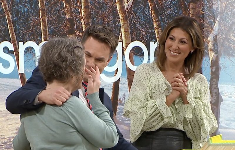 En tårögd miljonär kramas om av TV4:s Anders Pihlblad och Rania Shemoun Olsson. Foto: Skärmavbild TV4 En tårögd miljonär kramas om av TV4:s Anders Pihlblad och Rania Shemoun Olsson. Foto: Skärmavbild TV4